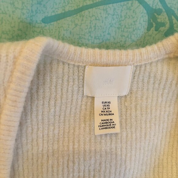 H&M White Cozy Sweater Perfect for Fall/Winter - Picture 4 of 5
